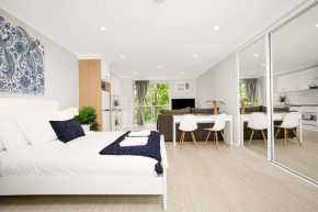 'The Crows Nest' Spacious Studio with Balcony